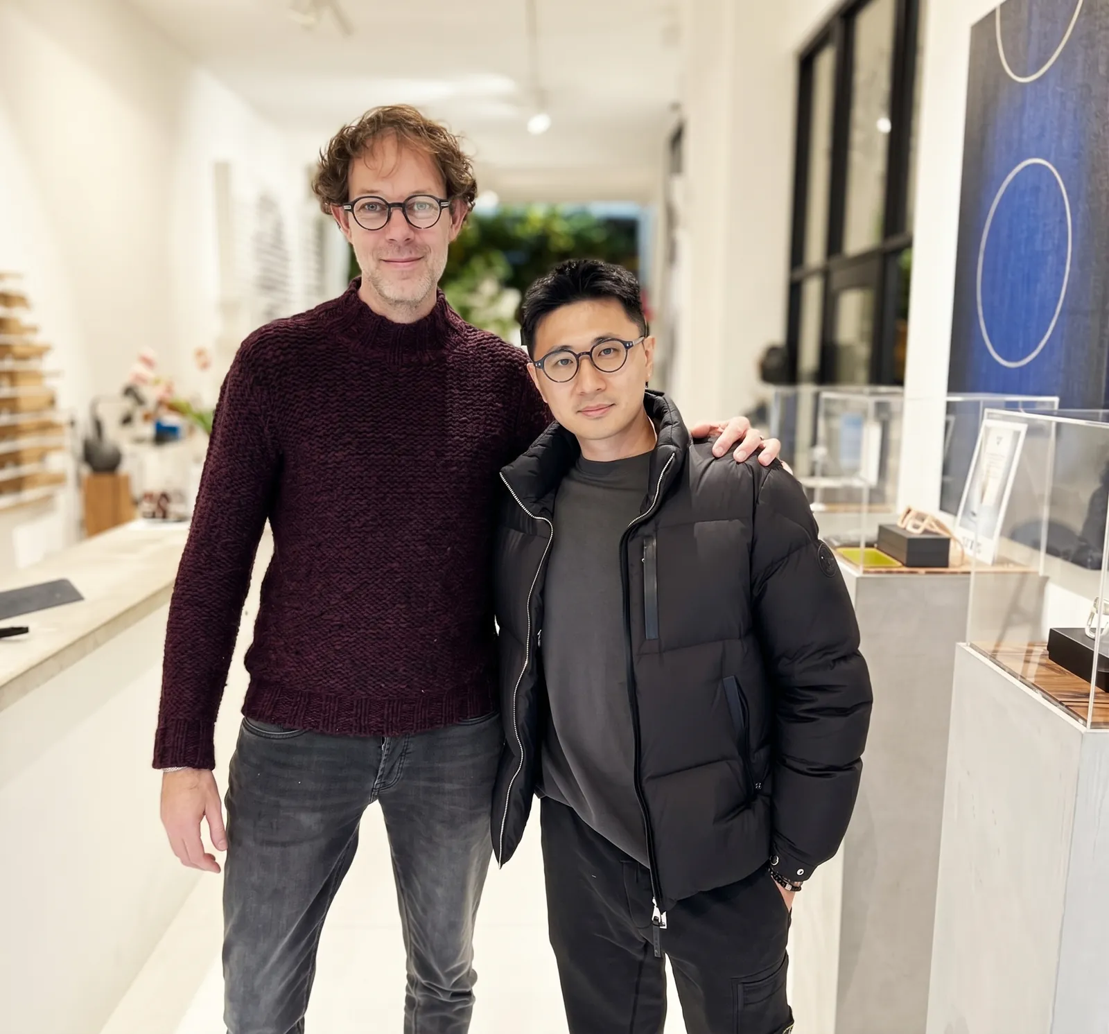 De eigenaar van bckspace eyewear en de CEO van Even Realities, beiden met een ronde bril, in de winkel aan de Herenstraat 6 in Amsterdam